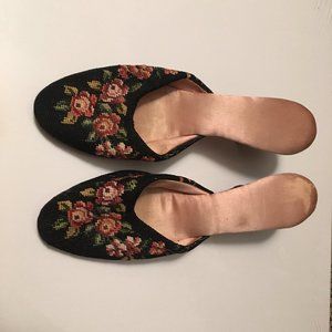 Vintage hand-sewn kitten heel with pink roses